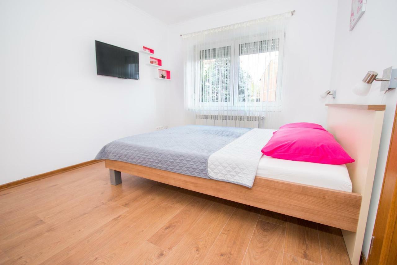 Nada Apartment คาร์โลวัตส์ ภายนอก รูปภาพ